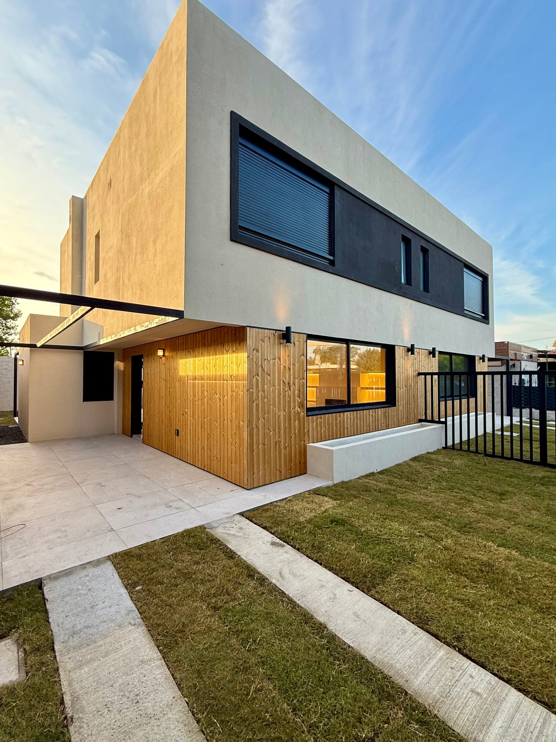 Fachada de las casas dúplex de Barra de Carrasco I, con revestimiento de madera