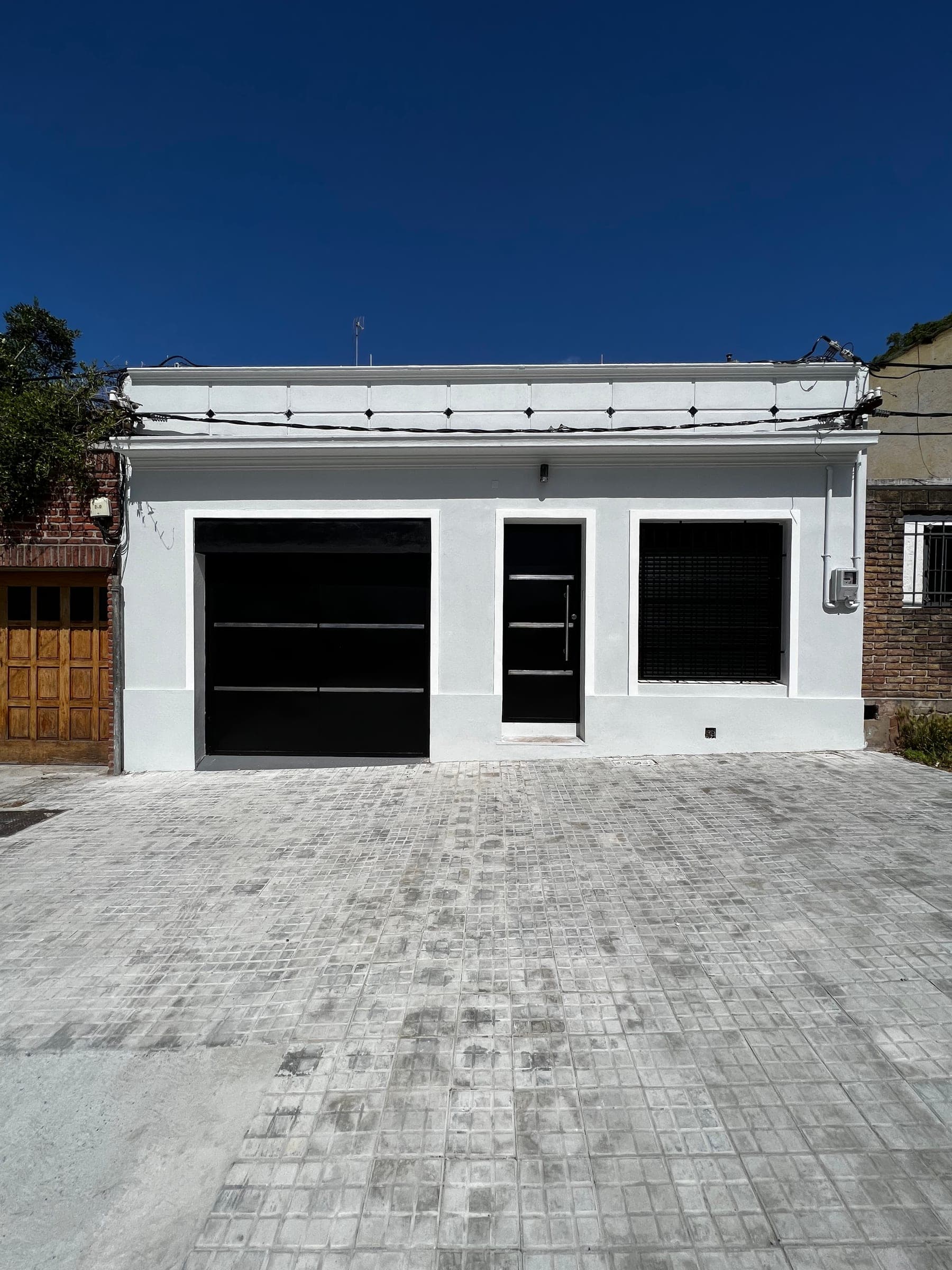 Fachada de Casa Bustamante sobre la calle, en el Buceo