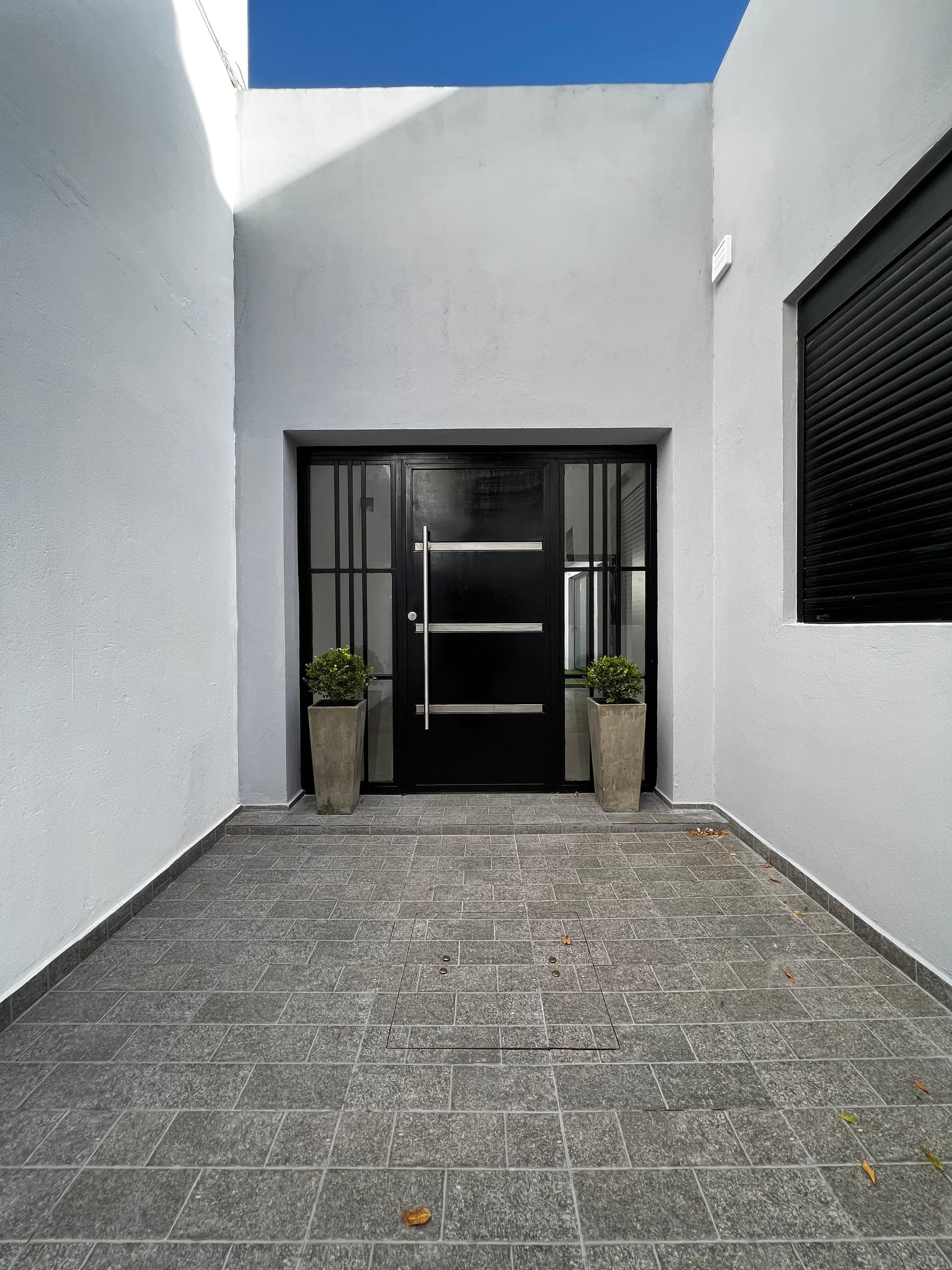 Puerta de acceso de Casa Juan Ramón Gómez, en la Blanqueada